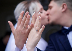 Познакомились благодаря Президенту: волонтеры Народного Фронта сыграли свадьбу в Донецке