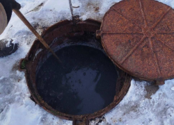 Более месяца семьи с детьми из посёлка Новый Свет вынуждены жить в канализационном аду из-за переполненного колодца 