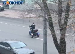 В Донецке «скуф» на трицикле попер против движения автомобилей и заехал на полосу для автобусов
