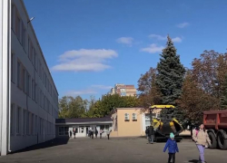 Якутские ремонтники заасфальтировали территорию одной из школ Кировского 
