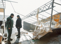Высокие морские волны и сильный дождь в Приморском районе Мариуполя повредили жилые дома и предприятия