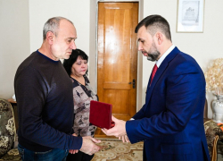 Денис Пушилин передал орден Мужества родителям Героя ДНР
