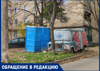 Туалеты, стулья и мусор: что оставили возле жилых домов в центре Донецка строители