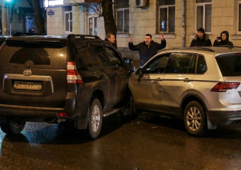 Неадекватный джигит на чёрном Land Criuser устроил погром в самом центре Донецка