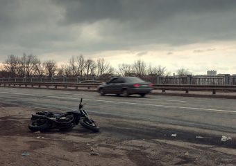 На Петровском мосту в Донецке водитель сбил мотоциклиста и просто уехал