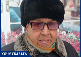 «Воды нет в кране, в бочке, в магазине»: 75-летний дедушка из центра Донецка проходит по 4 остановки в поисках воды