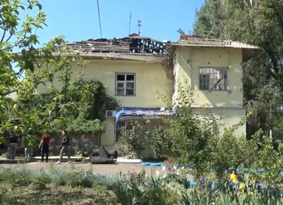 Волонтеры ДНР помогли починить уничтоженную ВСУ крышу в Петровском районе ДНР