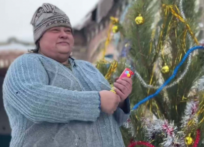 В Марьинке прошло открытие городской елки под праздничный салют из хлопушки