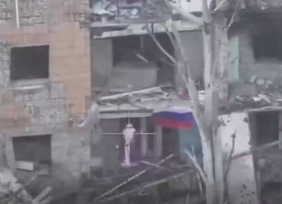 Военные в костюме Деда Мороза развернули российский флаг в Димитрове