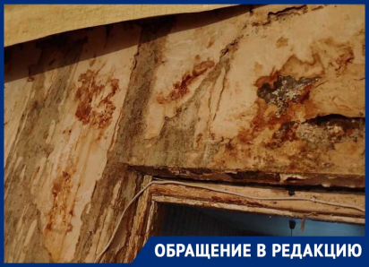 Крыши нет, но вы платите: дом в Кировском районе Донецка заливает годами, УК бездействует