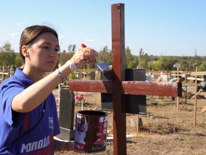 Надгробные таблички на могилах ополченцев ДНР обновили волонтеры
