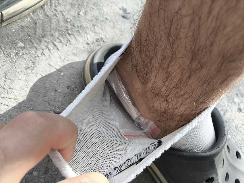 В Донецке «приняли» жизнерадостного водителя с запрещенным веществом в носке