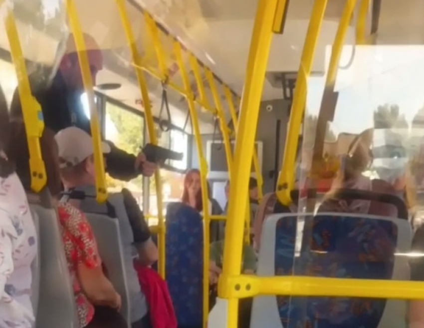 Чикаго-на-Донбассе: мужчина высунул пистолет в автобусе