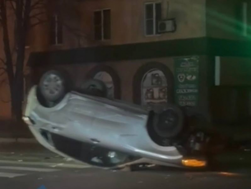 Пьяные подростки разбили в хлам иномарку и скрылись с места ДТП с перевертышем в Донецке