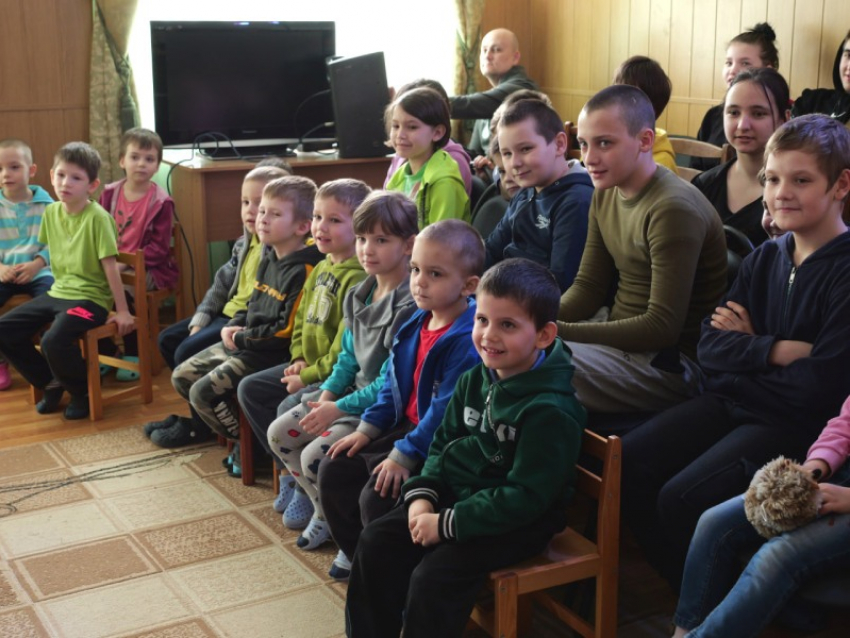 Спектакль «Теремок» для самых маленьких зрителей показывает Донецкий театр кукол в разных городах ДНР