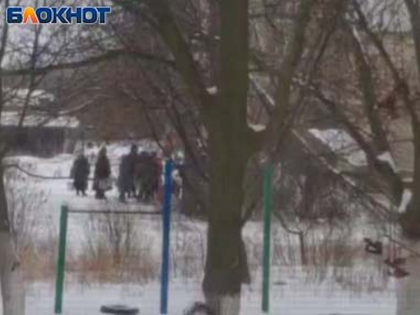 Жительница Донецка показала, как старики и дети стоят на морозе в очереди к бочке с водой