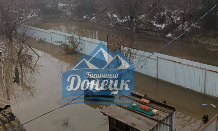 В Донецке затопило улицу Адыгейскую