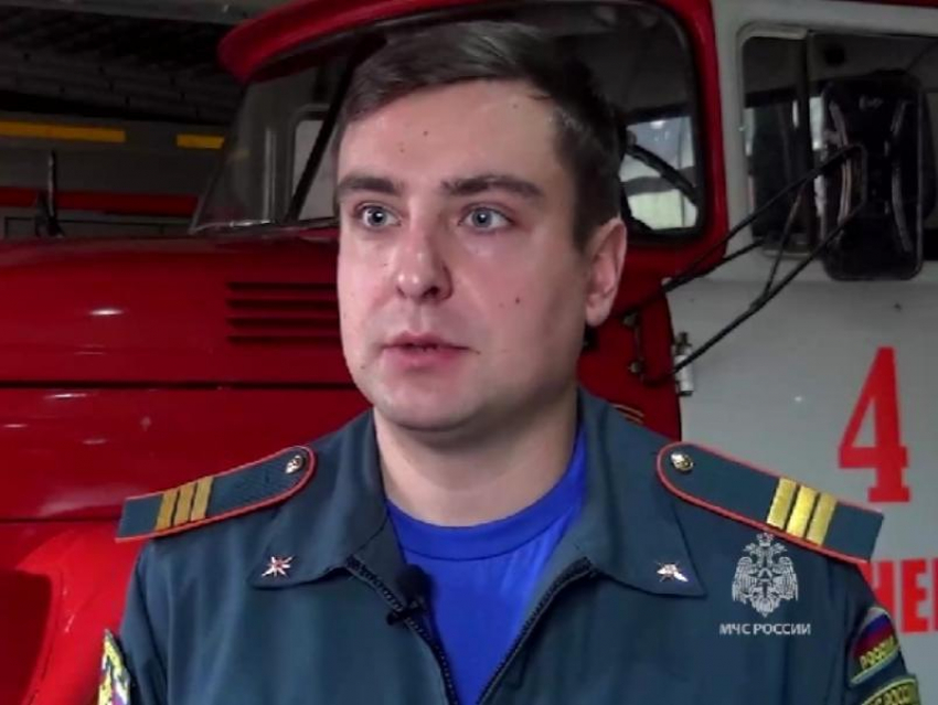 О тушении жуткого пожара после обстрела и спасении дедушки из огня рассказал сотрудник МЧС из Донецка 