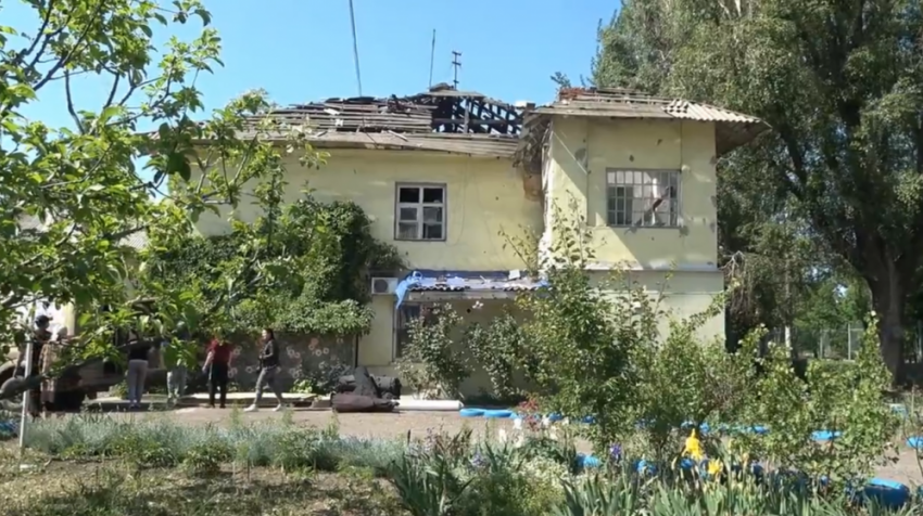 Волонтеры ДНР помогли починить уничтоженную ВСУ крышу в Петровском районе ДНР