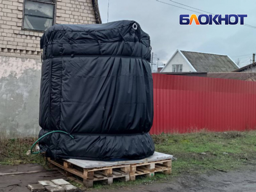 Бочки замёрзли в посёлке Машзавод в Донецке, четвертый месяц люди живут без воды