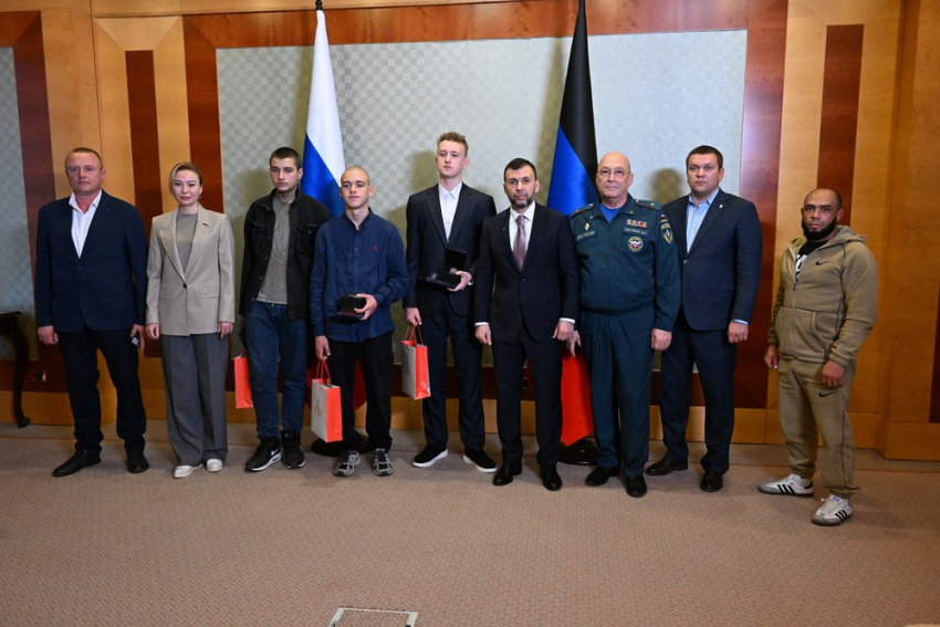 Четырем подросткам из ДНР вручили медали Совета Федерации «За проявленное мужество»