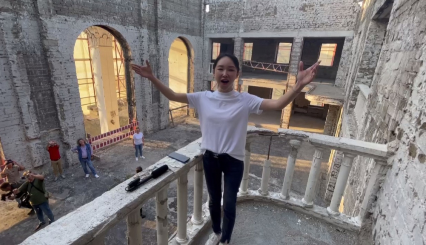 Оперная певица из Китая спела «Катюшу» в разрушенном ВСУ театре Мариуполя
