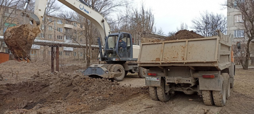 В Кировском районе Донецка продолжается ремонт коллектора 