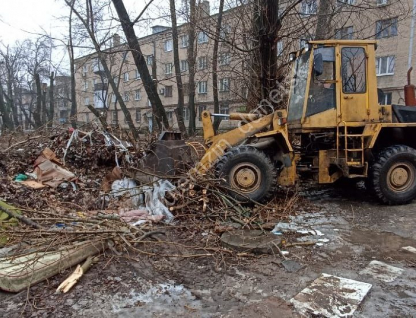 Во дворах Донецка коммунальщики продолжают уборку упавших веток и деревьев