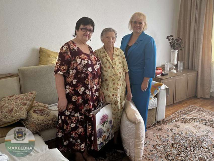 В Макеевке с днем рождения поздравили 92-летнию труженицу тыла Надежду Козлову