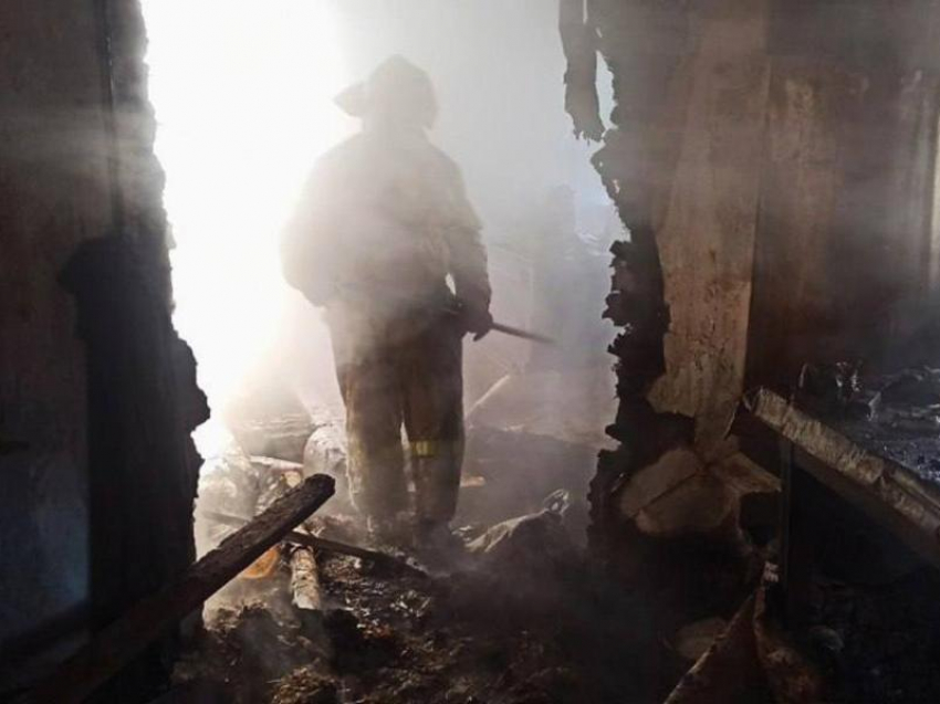 Тело пожилого мужчины на месте пожара в частом доме Харцызска ДНР обнаружили огнеборцы