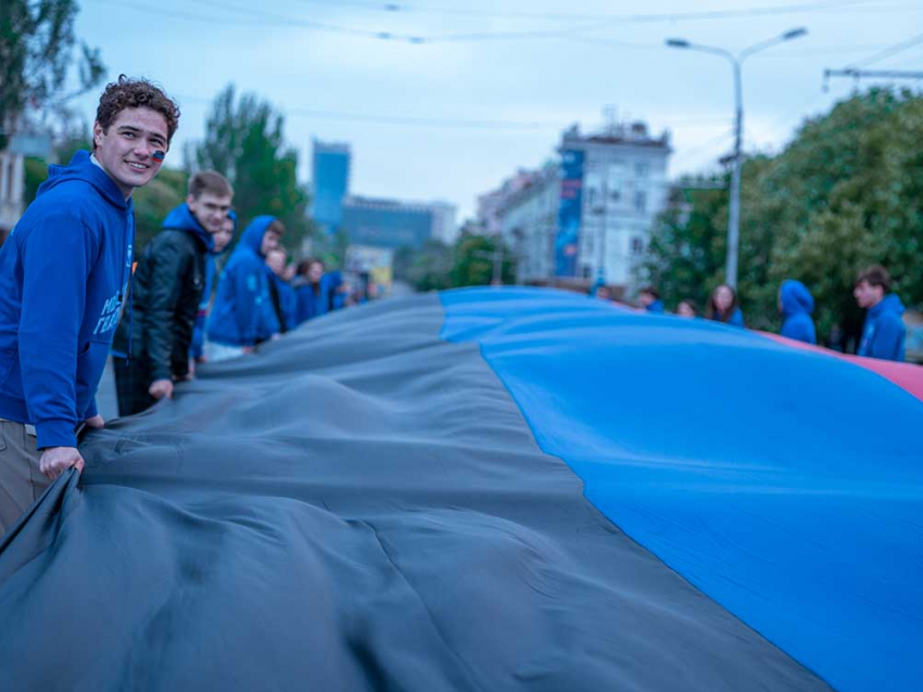 Квадратный километр: молодежь развернула в Центре Донецка 200-метровый флаг ДНР