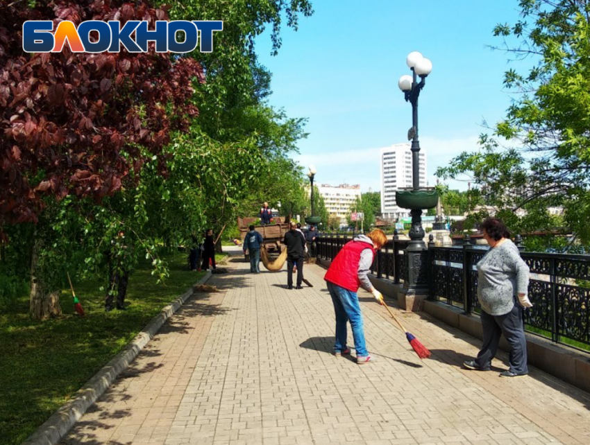 С раннего утра жители Донецка приводят в порядок Шеффилдский сквер 