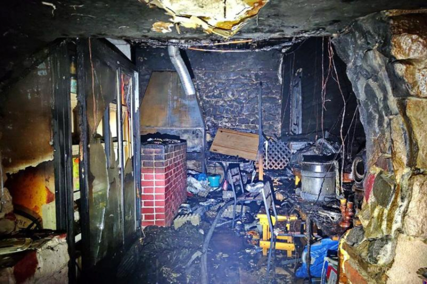 В центре Донецка сгорело кафе: причины устанавливаются