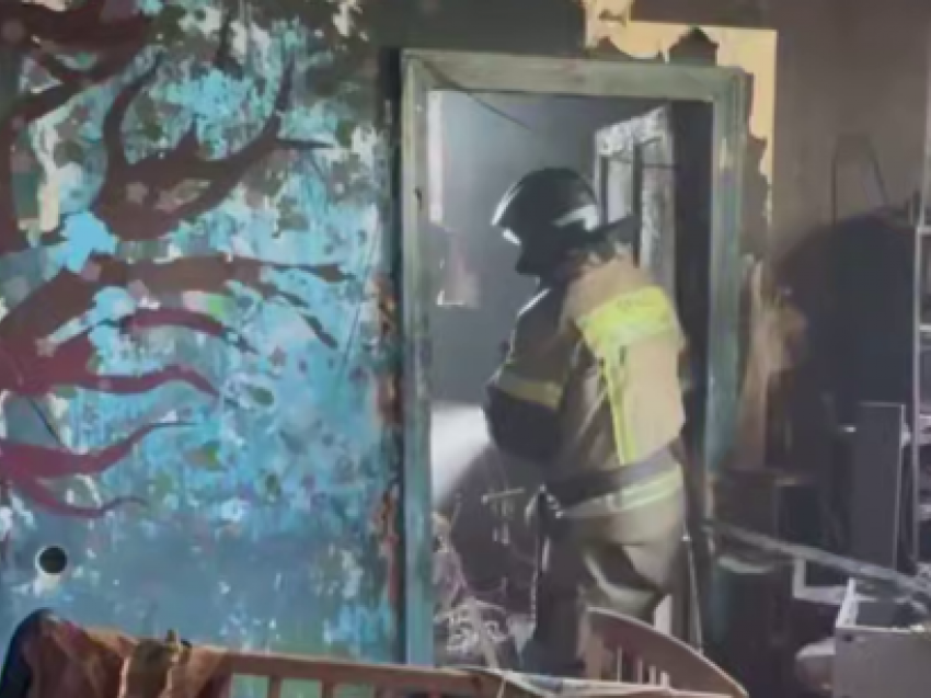 Ребенка и двух женщин спасли пожарные из горящей квартиры