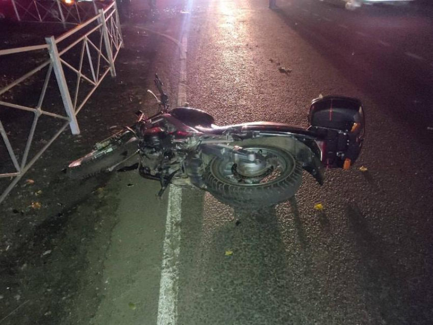 Полиция Шахтёрска ищет очевидцев столкновения ВАЗа-2107 и мотоцикла, в котором пострадал один из водителей 