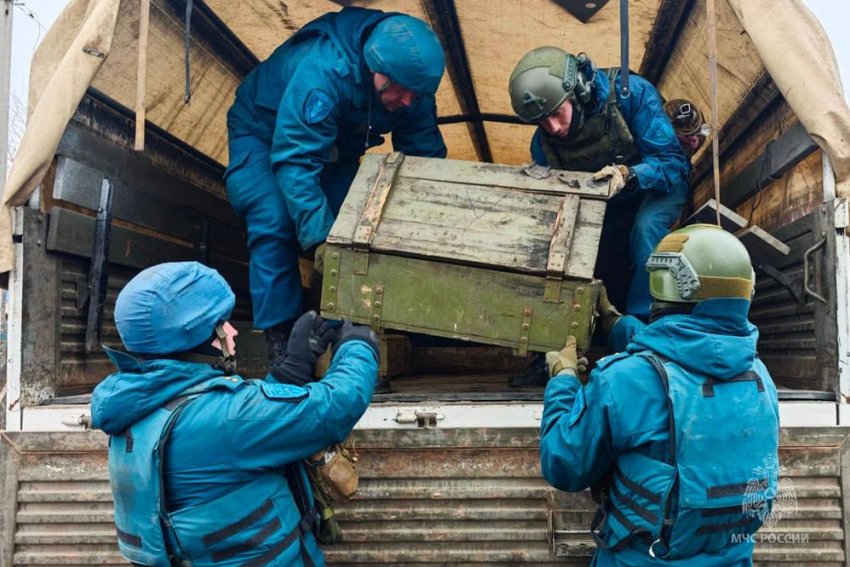 В ДНР пиротехники МЧС уничтожили 247 боеприпасов из вражеского схрона