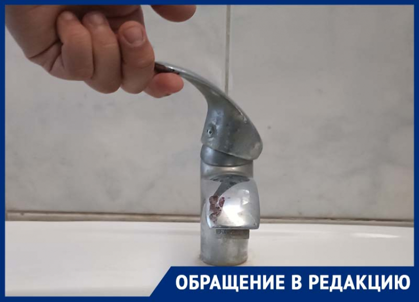 Отмахиваются и закрывают рот: дом по улице Ванникова Донецка остался без воды