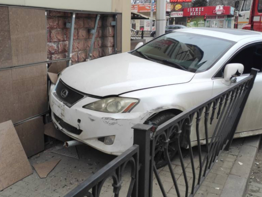 29-летний водитель Lexus пострадал в ДТП в центре Донецка