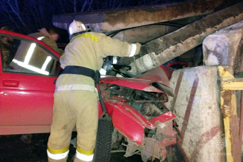 В ДНР железобетонная плита рухнула на легковушку: водитель и пассажир чудом выжили