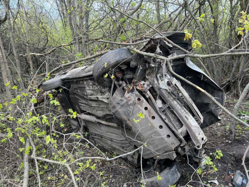 ВАЗ влетел в дерево и перевернулся по дороге к КПП «Успенка»:  о происшествиях на дорогах ДНР