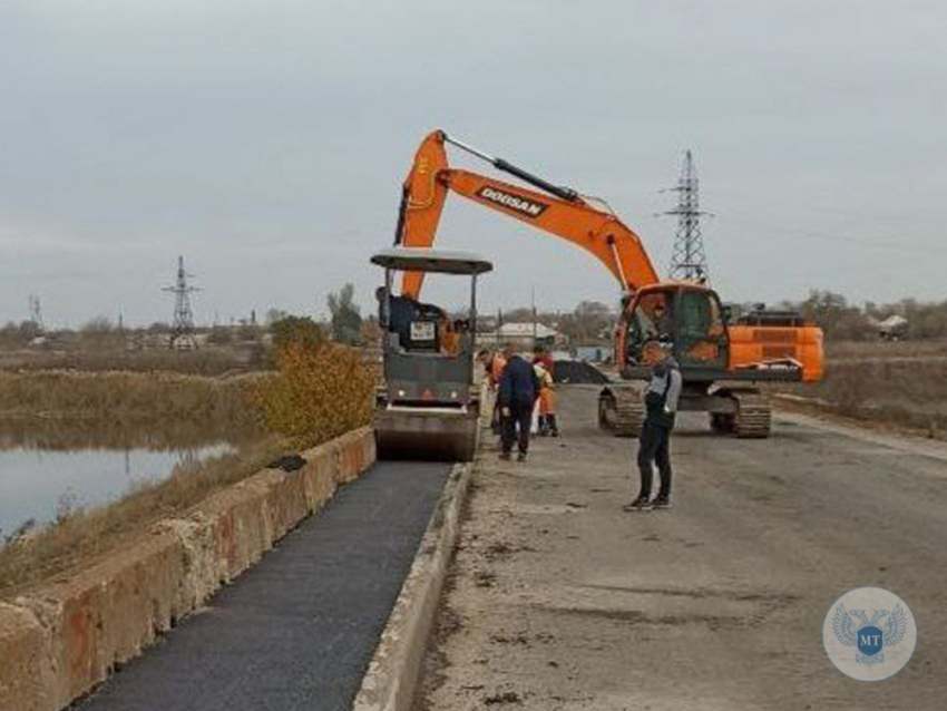 В Павлополе ДНР достраивают пешеходные зоны у нового моста через Кальмиус