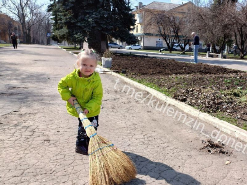 Весенние субботники и работы по благоустройству проходят в разных районах Донецка 