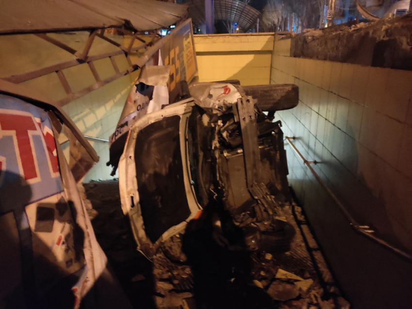 Пьяный водитель «уронил» автомобиль в подземный переход в Макеевке