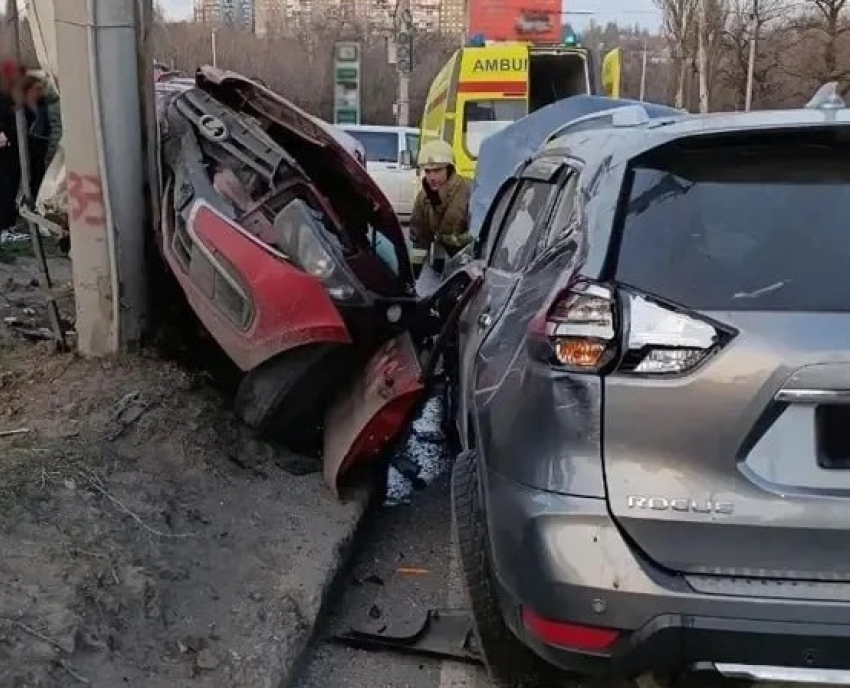 20-летний парень на скорости намотался на столб и застрял в машине в Макеевке