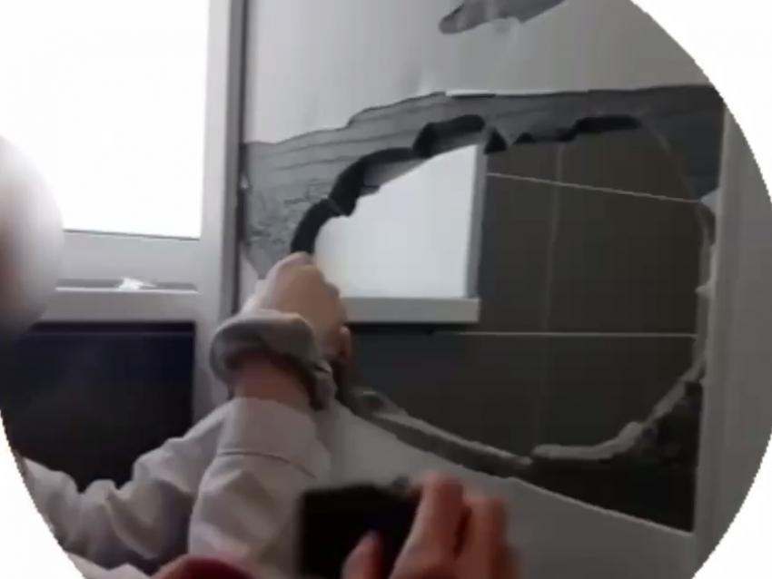 Девочки сломали дверь в школьном туалете недавно восстановленной школы в Мариуполе