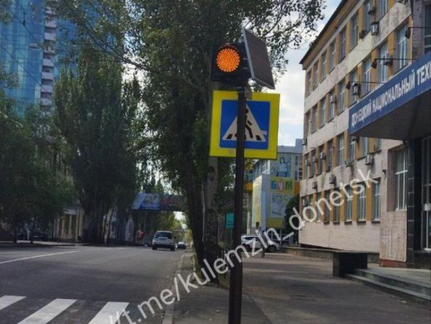  В центре Донецка появился новый односекционный светофор 
