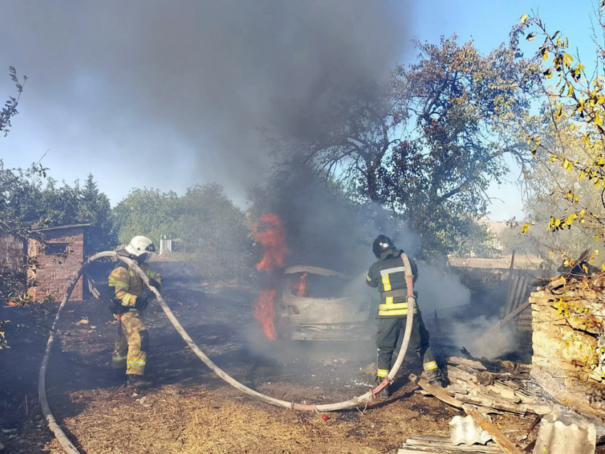 Автомобиль и микроавтобус сгорели в Старобешево, ДНР, возле жилого дома