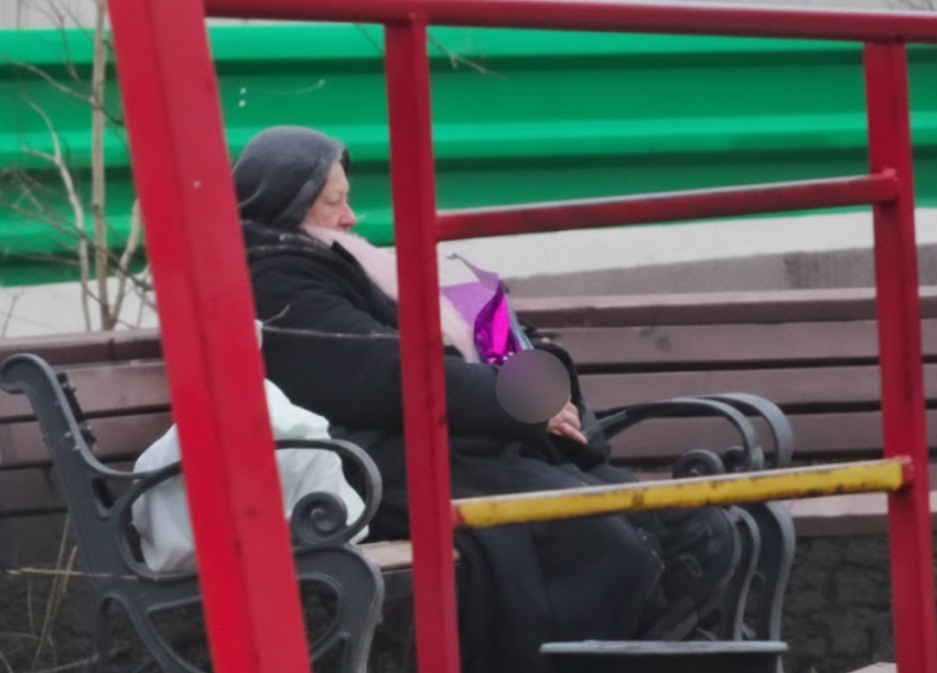 Извращенец мастурбировал у детской площадки на набережной Донецка, видео