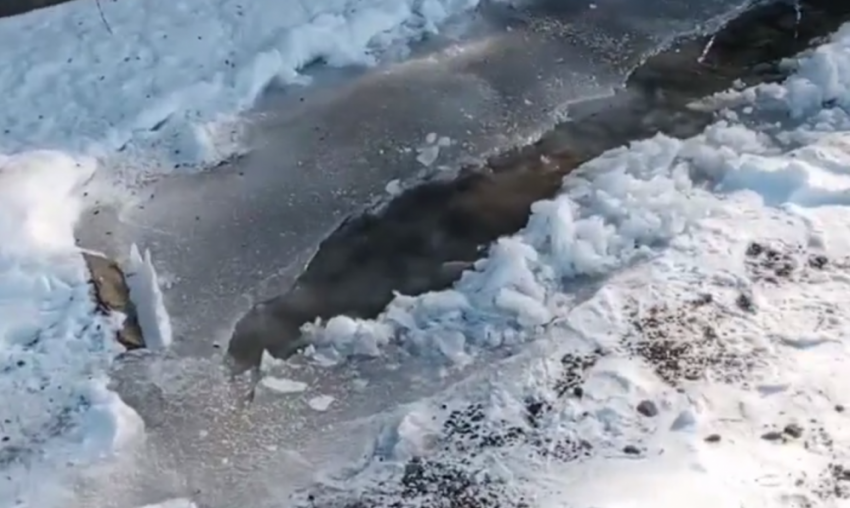 Питьевая вода три года затапливает дворы жителей Амвросиевки в ДНР