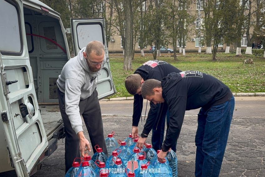 Более 1000 литров питьевой воды волонтеры доставили в больницу Донецка